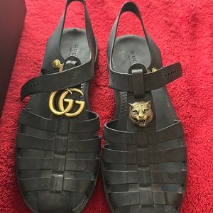 GUCCI RUBBER BUCKLE STRAP SANDAL
